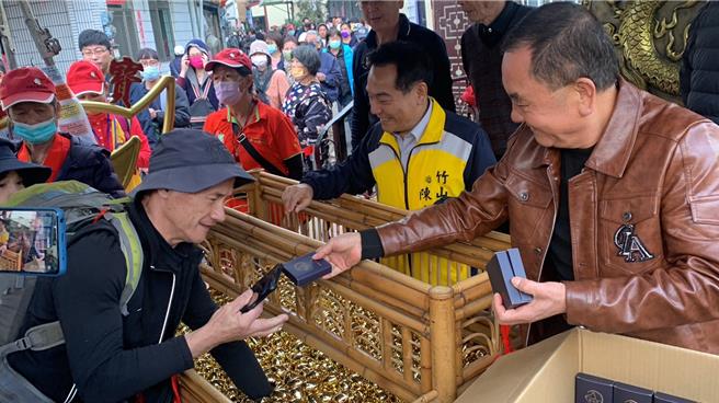 竹山紫南宫金龙年元旦发送钱母活动，因排队人潮过多提前1小时发送，主委庄秋安(右一)与竹山镇长陈东睦(右二)亲自将招财幸运前母送给民眾。曾雪蒨摄