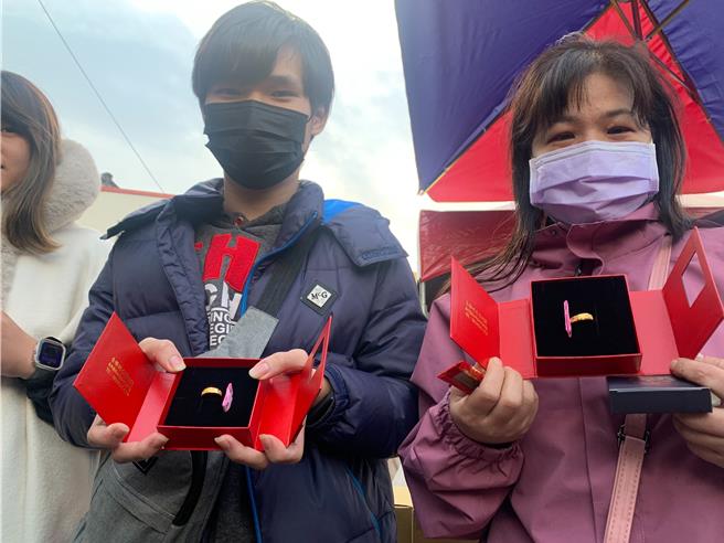 属龙的王小姐(右)与年仅16岁却已有排队领钱母13年经歷的林同学(左)，先后摸到最大奖2钱金戒指。曾雪蒨摄