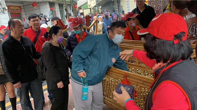 为了元旦领到金龙钱母好兆头，5天前就有民眾陆续前往排队，等候人龙超过2公里。曾雪蒨摄