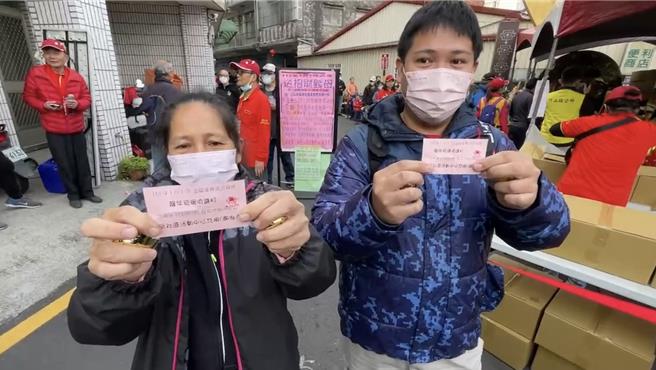 去年27日就从台南到竹山紫南宫排队等候，欧小姐(左)跟小儿子(右)等了5天第1个摸金鸡蛋抽中限量琉璃项炼。曾雪蒨摄