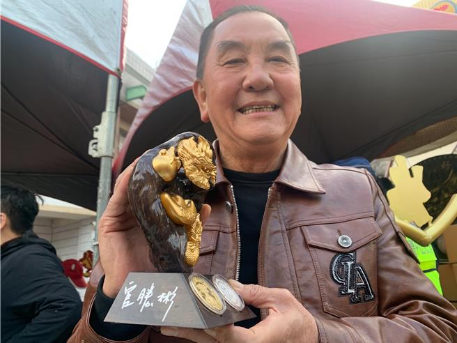 紫南宫主委庄秋安今天亲自发送钱母，还说今天摸到前30名钱母套组的幸运信眾套组上会有国内雕龙大师官胜彬亲笔签名更珍贵。曾雪蒨摄