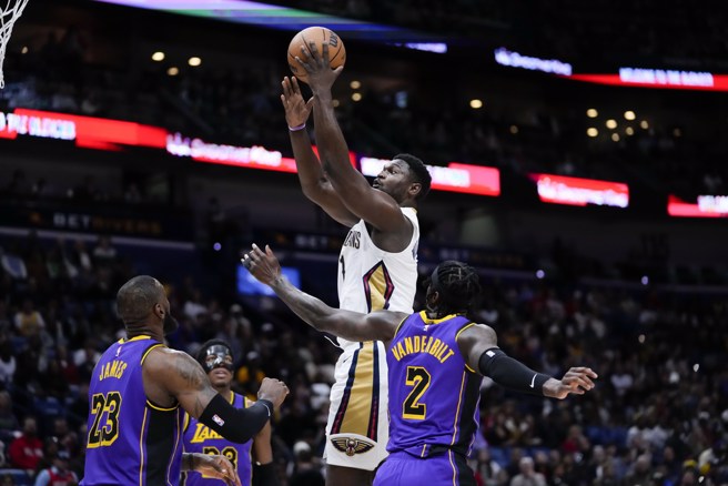 锡安威廉森在詹姆斯面前起身投篮。(美联社)