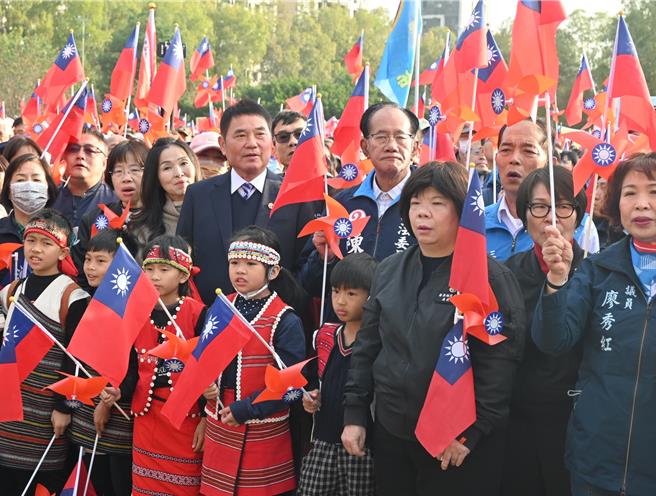 苗栗县长锺东锦带领县府团队参与元旦升旗。（李京升摄）
