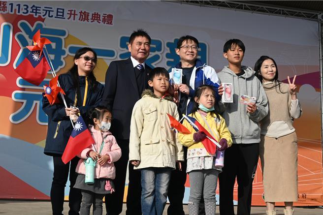 苗栗县长锺东锦与大奖得主合照。（李京升摄）