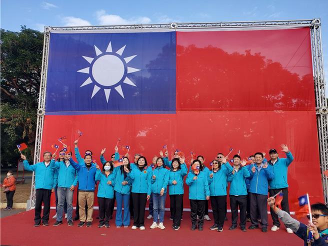 云林县府今年元旦升旗与虎尾镇公所合办，在虎尾镇立图书馆前生起巨幅国旗。（周丽兰摄）