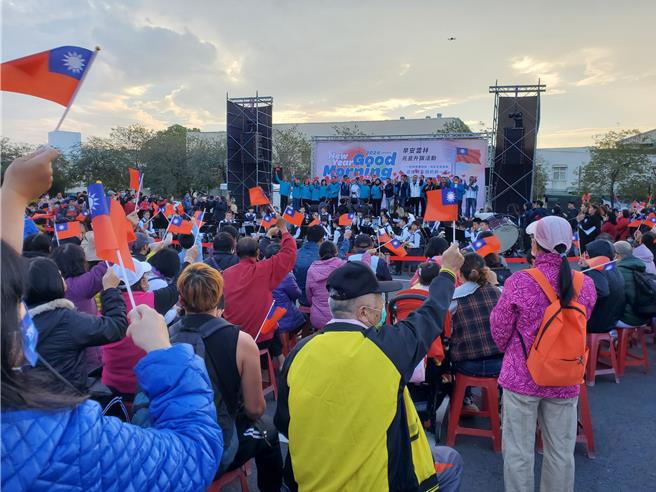 热情民眾挥舞国旗。（周丽兰摄）