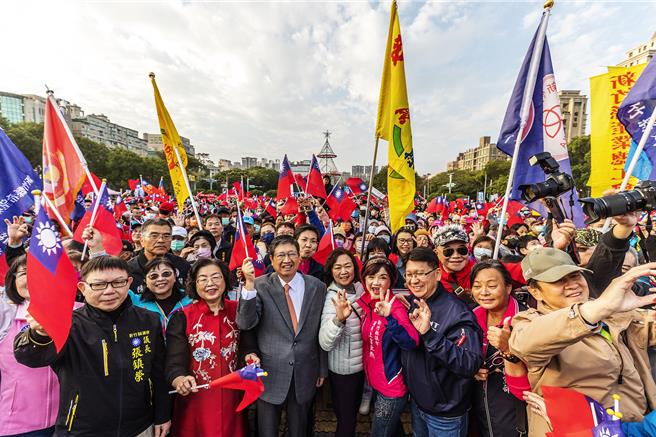 新竹縣各界慶祝113年元旦升旗典禮有近6000人共襄盛舉，縣長楊文科（中）等人與民眾一起揮舞國旗。（羅浚濱攝）