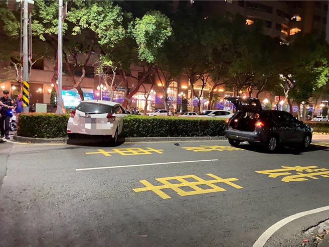 苓雅区跨年夜发生一起车祸，白色小轿车回转遭直行休旅车撞上弹飞上分隔岛，警方到场交管也遭撞受伤。（警方提供／任义宇高雄传真）