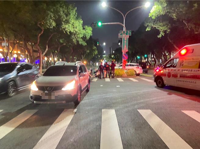 白色休旅车疑似未注意车前状况，撞到处理交通事故的苓雅分局员警，造成员警头瘀青肿胀，后脑杓撕裂伤，所幸意识清楚送医治疗。（警方提供／任义宇高雄传真）