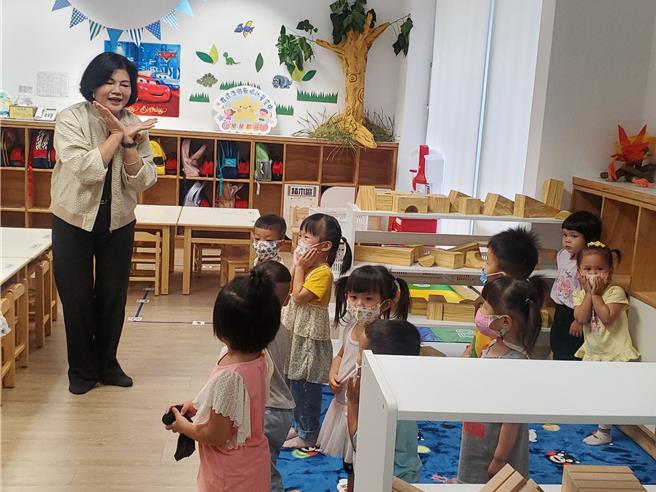 云林县府为鼓励县民生育，快速提升人口数，2024年元旦起「云林万宝龙计画」起跑，云林县长张丽善（左一）期许每一个家庭都人丁兴旺。（本报资料照片）