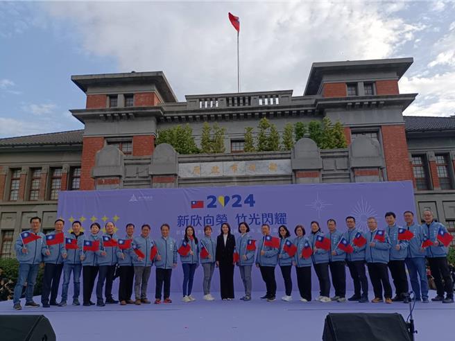 新竹市政府1日于市府前广场举办2024元旦升旗典礼，市长高虹安（中）率市府团队唱国歌，一同迎接新年到来。（陈育贤摄）