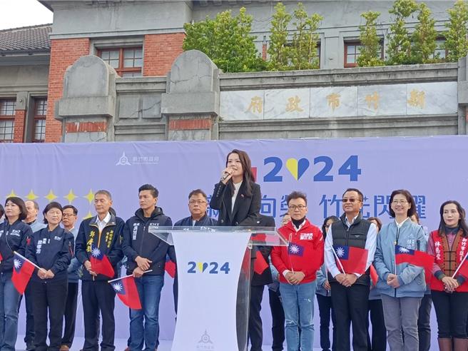 高虹安在元旦升旗典礼向民眾报告1年来的施政推动成果，并许下3个新年愿望，祝愿中华民国国泰民安、新竹市政顺遂昌隆、所有市民健康幸福。（陈育贤摄）