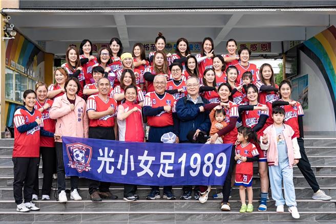 现役中华女足队长王湘惠（后排左三）不愿见母校花莲光復国小陷入女足低潮，自3年前起集结校友及木兰国脚们于年末回校与小球员互动，带动地方足球风气。（王湘惠提供／罗亦晽花莲传真）