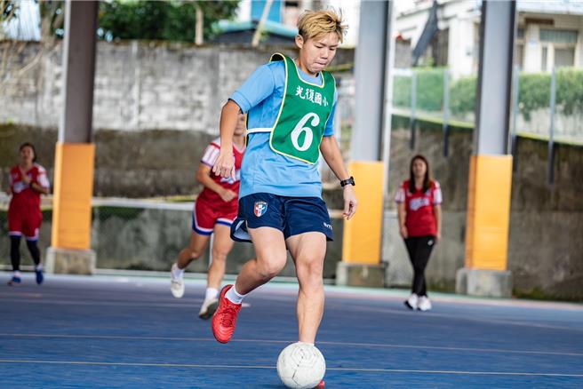 现役中华女足队长王湘惠3年前起，于每年年末在母校花莲光復国小举办「光小女足1989」，集结校友回校与女足队小球员互动，此次还特别邀请旅外球员程思瑜到现场分享球技。（王湘惠提供／罗亦晽花莲传真）