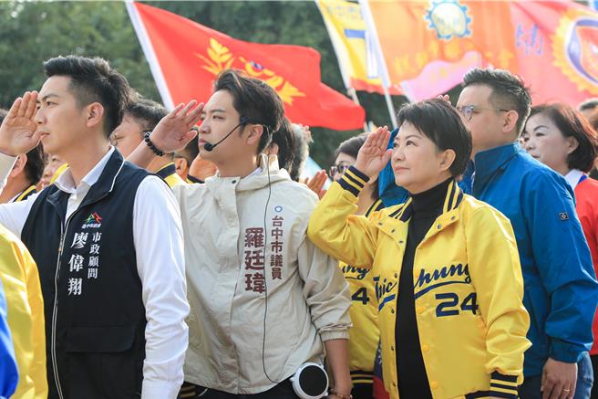 台中市政府今天在市府前广场举办元旦升旗典礼，延续去年国庆升旗「致敬城市英雄」主题。(林欣仪摄)
