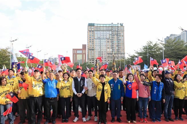 台中市政府今天在市府前广场举办元旦升旗典礼，延续去年国庆升旗「致敬城市英雄」主题。(林欣仪摄)