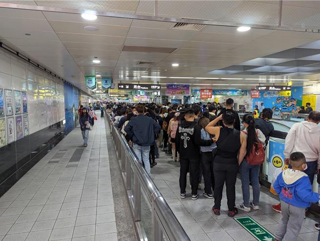 夢時代跨年晚會結束後，共花費42分鐘完成散場，其中捷運凱旋站當天就湧入3萬5千多人次。（任義宇攝）