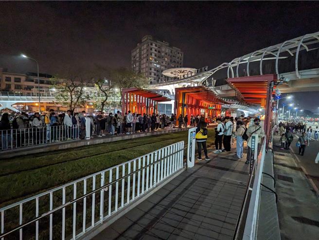 輕軌在跨年當天運量達6.1萬人次，較去年5.3萬人次有所成長。（任義宇攝）