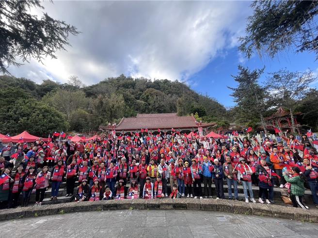 全台最高海拔元旦升旗典礼，今天一早在梨山宾馆前盛大登场。（和平区公所提供）