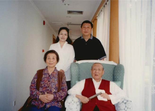 習近平夫婦和父親習仲勛、母親齊心的合影。（央視新聞）