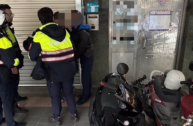 警方趁林男取车之际，依窃盗现行犯逮捕林男。（中和警分局提供）