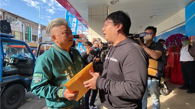 台中五選區立委莊競程邀國民黨立委候選人黃健豪公開辯論，1日請服務處副主任王建智到黃健豪競總下戰帖，現場由黃競選幹部張宇捷接下。（馮惠宜攝）