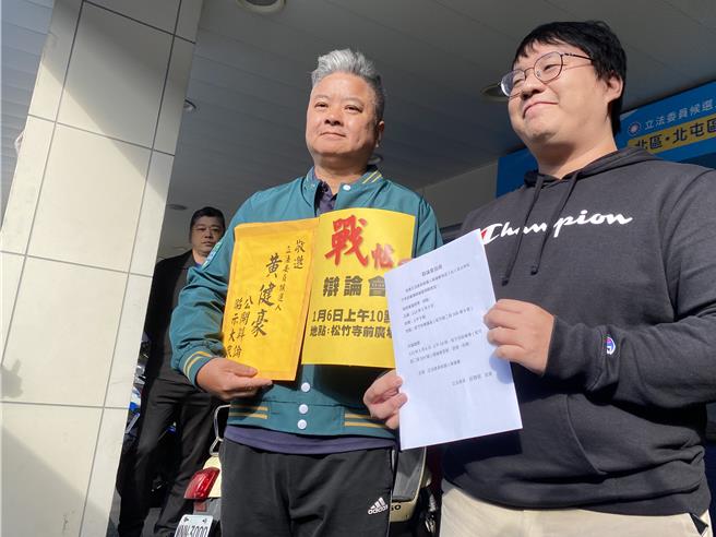 台中五選區立委莊競程邀國民黨立委候選人黃健豪公開辯論，1日請服務處副主任王建智到黃健豪競總下戰帖，現場由黃競選幹部張宇捷接下。（馮惠宜攝）