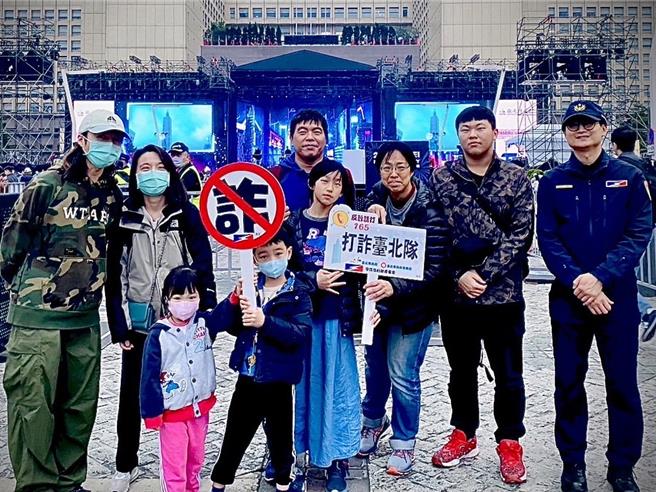 北市警察局打诈台北队利用跨年活动宣打「假爱情真诈骗」。（北市警察局提供）