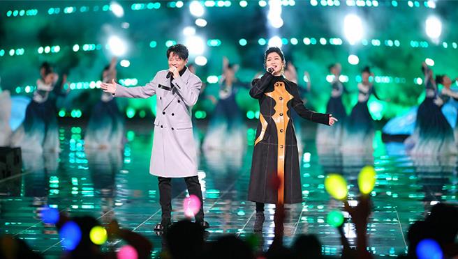 歌手鳳凰傳奇在大陸央視總台跨年晚會。（微博@鳳凰傳奇全球後援會）