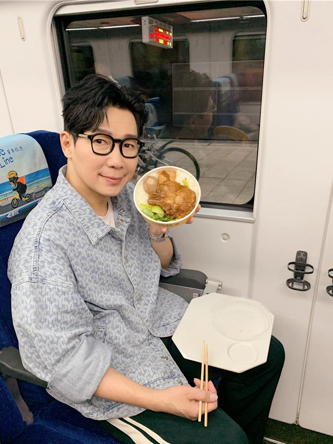 品冠跨年夜品嚐铁路便当。（种子音乐提供）