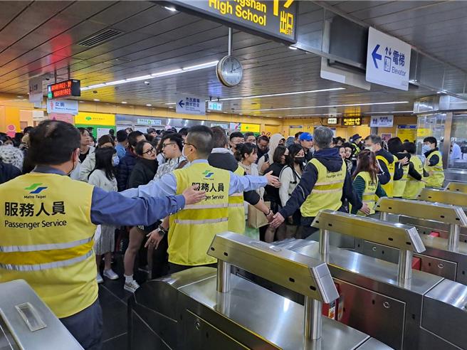 台北捷运统计自12月31日上午6时至1月1日上午6时，捷运全系统运量为238.3万余人次，并于凌晨2时15分完成跨年输运，期间一度进行闸道管制和出口管制。（刘彦宜摄）