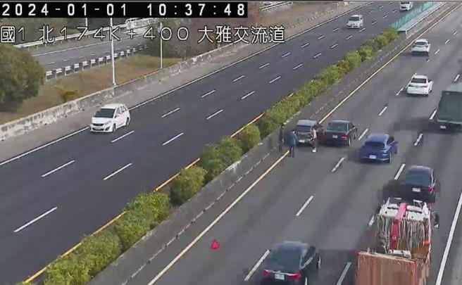 今（1）日10时36分国1北向174.3公里发生2小客追撞占用内车道，影响车流回堵4公里。（高公局提供／蔡亚桦台北传真）