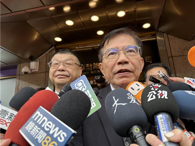 交通部長王國材、台鐵公司董事長杜微出席台鐵公司掛牌儀式，儀式後接受媒體聯訪。（蔡亞樺攝）