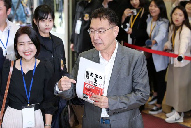 2024總統大選副總統候選人電視辯論會1日在公視舉行，國民黨副總統候選人趙少康（中）帶著1本《以民主之名的獨裁》書籍到場。左為國民黨台北市立委候選人徐巧芯。（黃世麒攝）