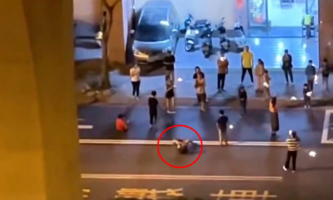 跨年夜有約20民眾在大馬路上玩仙女棒，甚至還有人躺大馬路「仰臥起坐」。（圖／翻攝自社會事新聞影音）