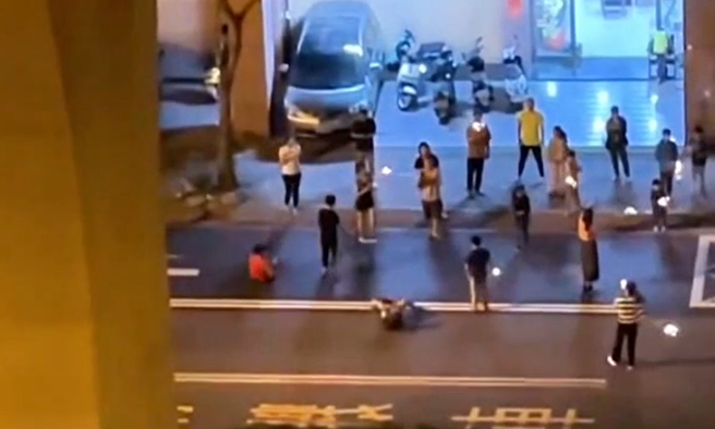 跨年夜有約20民眾在大馬路上玩仙女棒（圖／翻攝自社會事新聞影音）