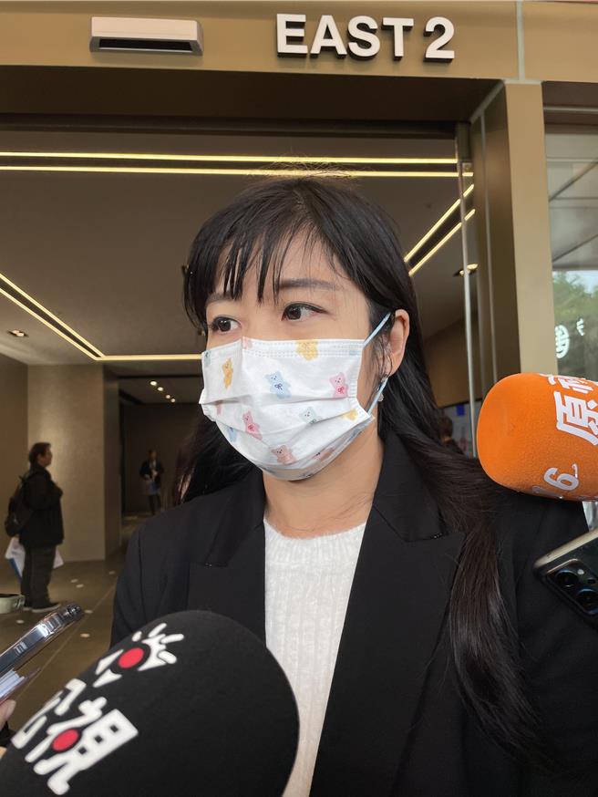 太魯閣事故罹難者家屬程俐涵出席台鐵公司揭牌儀式。（蔡亞樺攝）