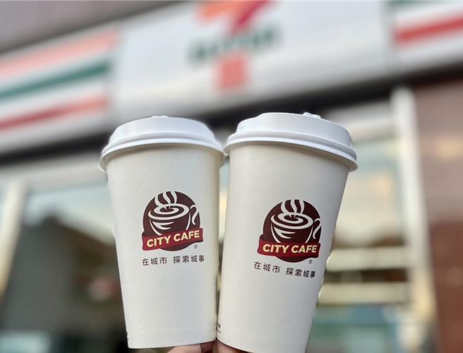 7-11 OPENPOINT會員限定1月1日到1月3日優惠，包括CITY CAFE特大杯拿鐵買2送1；3日前還有商品組合可挑，CITY CAFE特大杯美式一杯27元就能喝。（7-11提供／朱世凱台北傳真）
