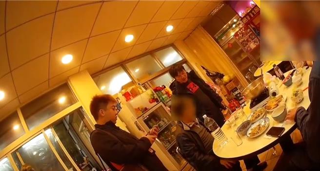 警方在士林中正路一处快炒店逮捕通缉犯。（翻摄画面）