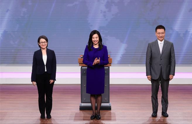 2024總統大選副總統候選人電視辯論會1日在公視舉行，民進黨副總統候選人蕭美琴（左起）、民眾黨副總統候選人吳欣盈、國民黨副總統候選人趙少康在辯論開始前合影。（台北市攝影記者聯誼會提供）