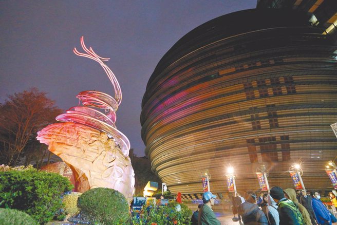 位于台北市松山区的京华城于2001年盛大开幕时，是当时全国唯一24小时营业的购物中心。（图／报系资料照，记者黄世麒摄影）
