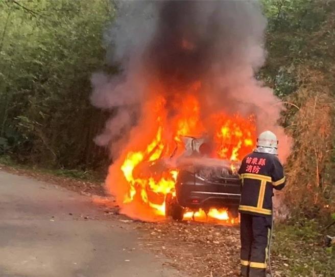 消防人员到场救援。（民眾提供／李京升苗栗传真）