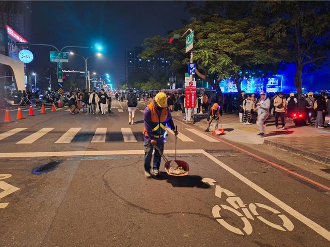 台南跨年晚会一结束，90分钟内场地已恢復乾净，靠的就是清洁队员的使命必达。(台南市环保局提供／曹婷婷台南传真)