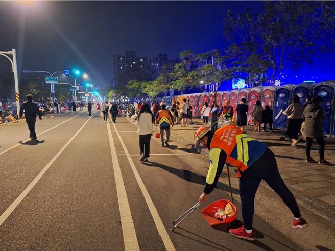 台南跨年晚会一结束，90分钟内场地已恢復乾净，靠的就是清洁队员的使命必达。(台南市环保局提供／曹婷婷台南传真)