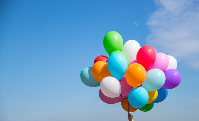 民眾在昨天晚上倒数结束，施放大量气球来迎接新年，没想到气球疑似接触高压电引发爆炸。（示意图／shutterstock）