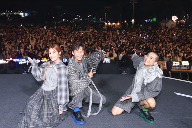 阿翔（中）与浩子（右）搭檔莎莎（左）主持高雄跨年。（民视提供）