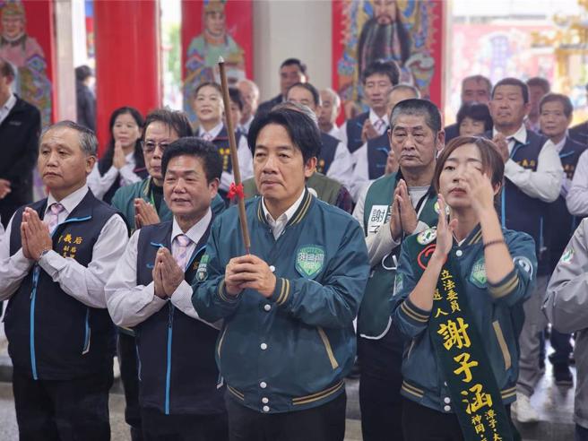 副总统、民进党总统候选人赖清德1日在台中助选，他抨击侯友宜喊「92共识」，批评柯文哲喊「两岸一家亲」。（陈淑娥摄）