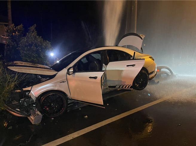 屏东恒春镇南湾路在昨天跨年夜发生一起因聚眾斗殴演变的死亡车祸，当中徐姓男子酒驾自撞消防栓导致乘客送医不治，徐男酒测值达0.49毫升，案经检方复讯后，徐嫌10万交保候传。（警方提供／谢佳潾屏东传真）