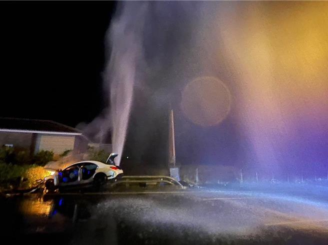 屏东恒春镇南湾路在昨天跨年夜发生一起因聚眾斗殴演变的死亡车祸，当中徐姓男子酒驾自撞消防栓导致乘客送医不治，徐男酒测值达0.49毫升，案经检方复讯后，徐嫌10万交保候传。（警方提供／谢佳潾屏东传真）