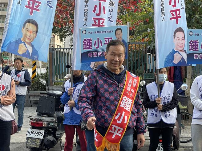 国民党台北市中正、万华立委候选人锺小平今持续车扫，并前往双和市场拜票。（蔡佩珈摄）